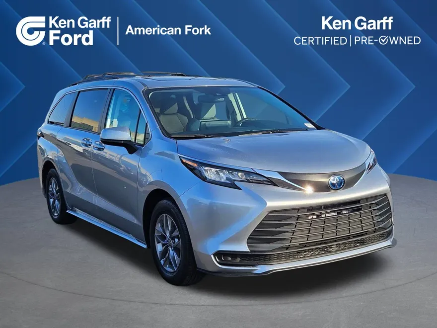 2023 Toyota Sienna LE photo 1