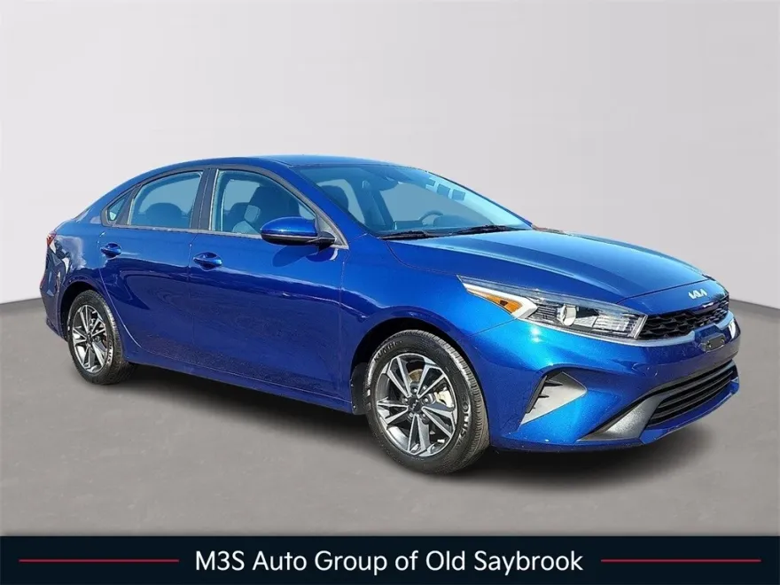 2023 Kia Forte LXS photo 1