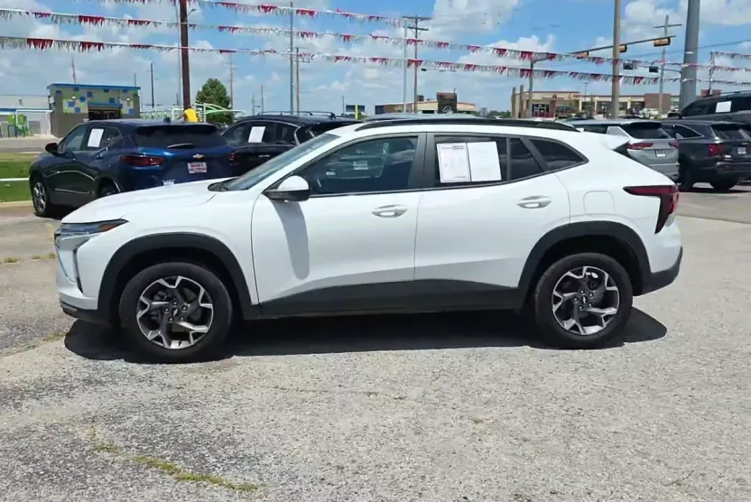 2025 Chevrolet Trax LT photo 1
