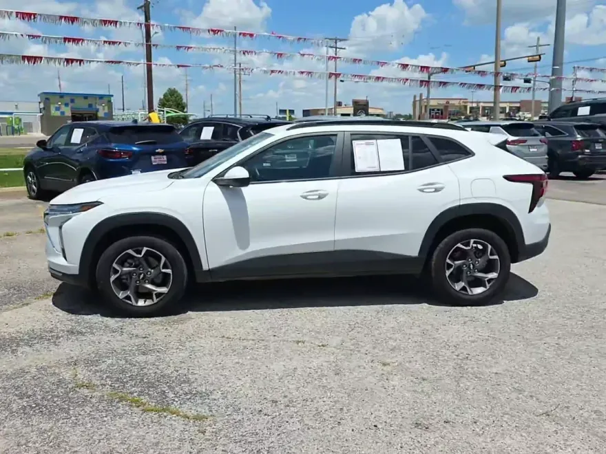 2025 Chevrolet Trax LT photo 1