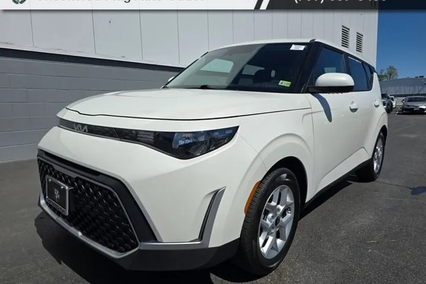 2023 Kia Soul LX photo 1