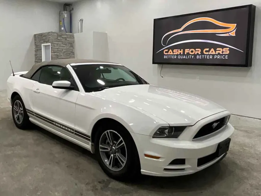 2013 Ford Mustang V6 Convertible photo 1