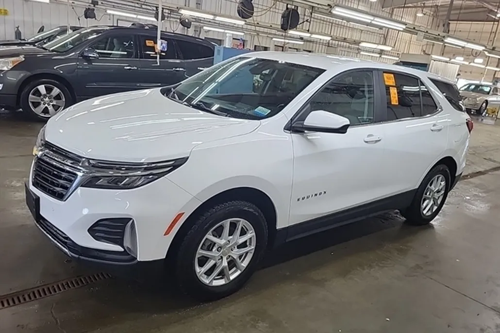 2023 Chevrolet Equinox LT photo 1