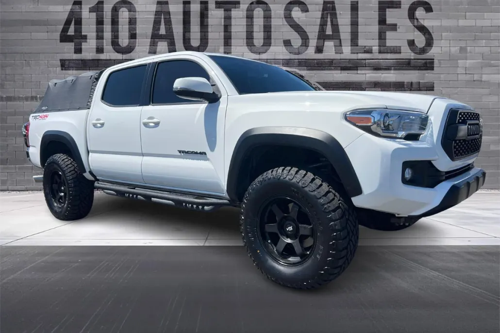 2017 Toyota Tacoma TRD Off-Road photo 1