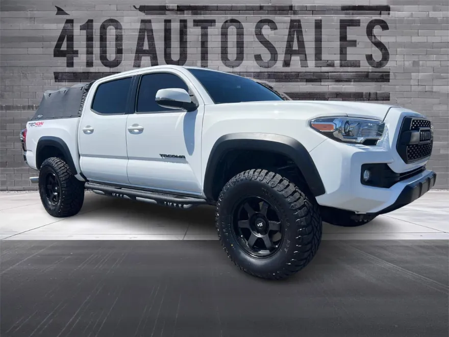 2017 Toyota Tacoma TRD Off-Road photo 1