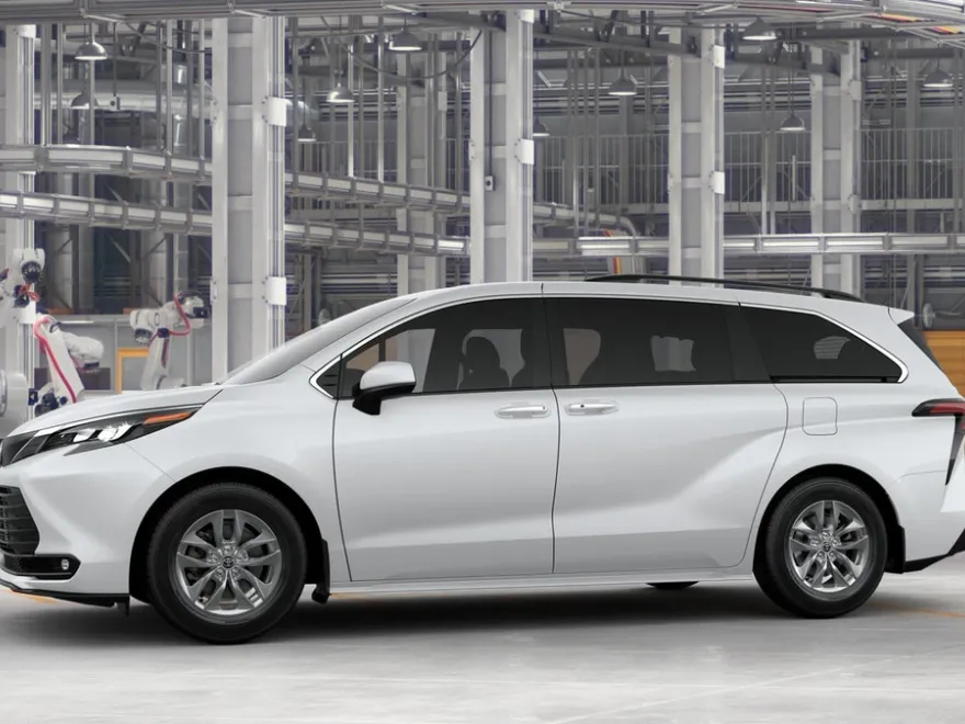 2025 Toyota Sienna XLE photo 1