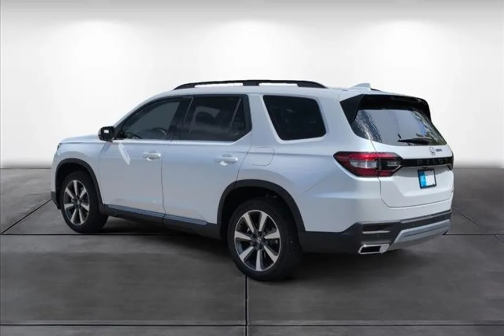 2025 Honda Pilot Touring photo 1