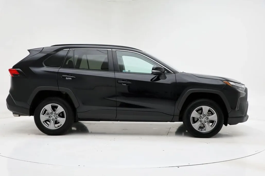 2024 Toyota RAV4 XLE photo 1