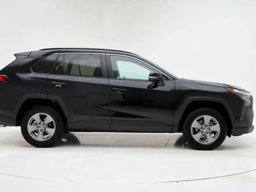 2024 Toyota RAV4 XLE photo 1
