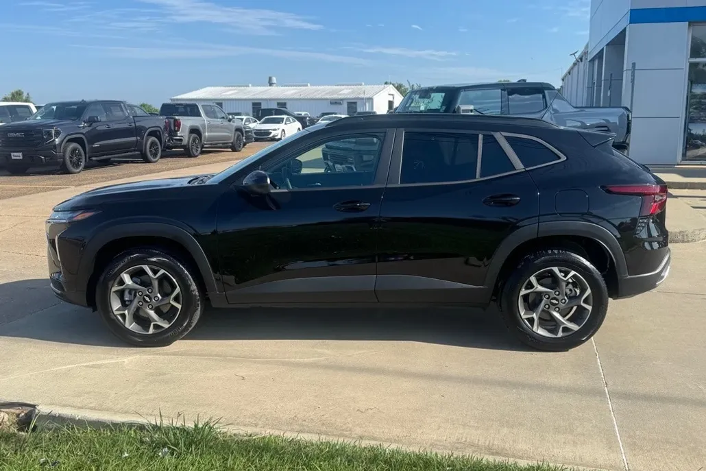 2025 Chevrolet Trax LT photo 1