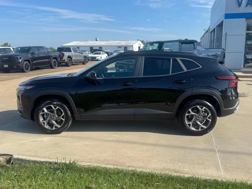 2025 Chevrolet Trax LT photo 1