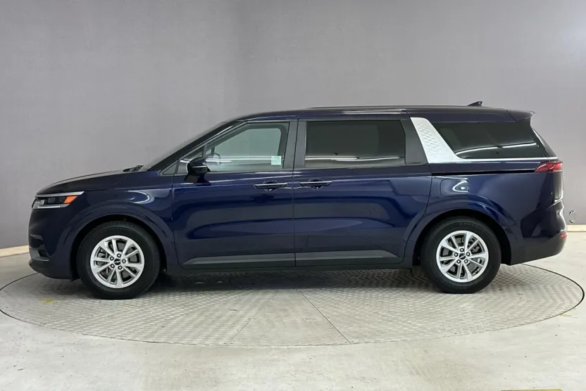 2024 Kia Carnival LX photo 1