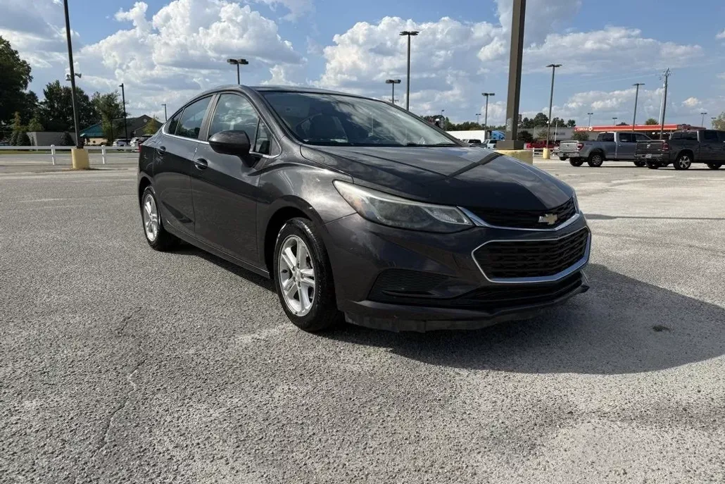 2017 Chevrolet Cruze LT photo 1