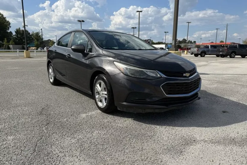 2017 Chevrolet Cruze LT photo 1