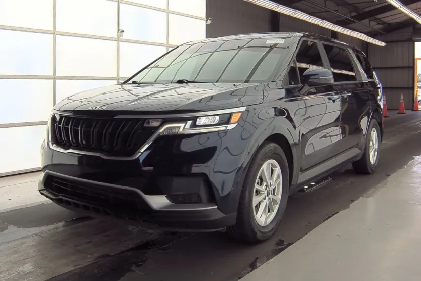 2022 Kia Carnival LX photo 1