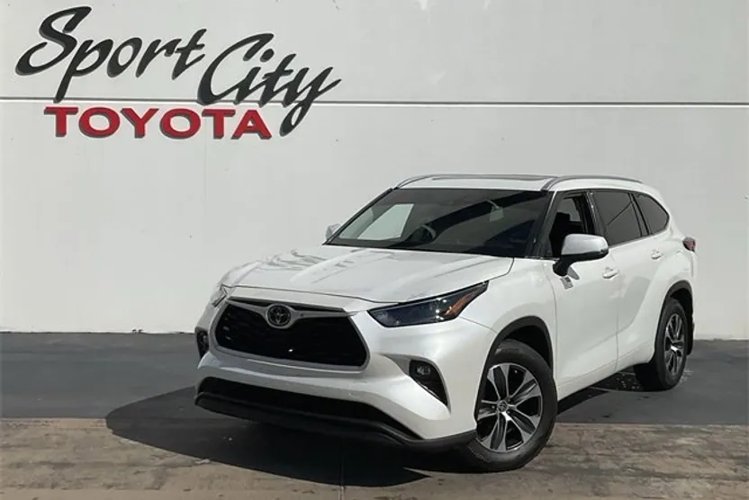 2022 Toyota Highlander XLE photo 1
