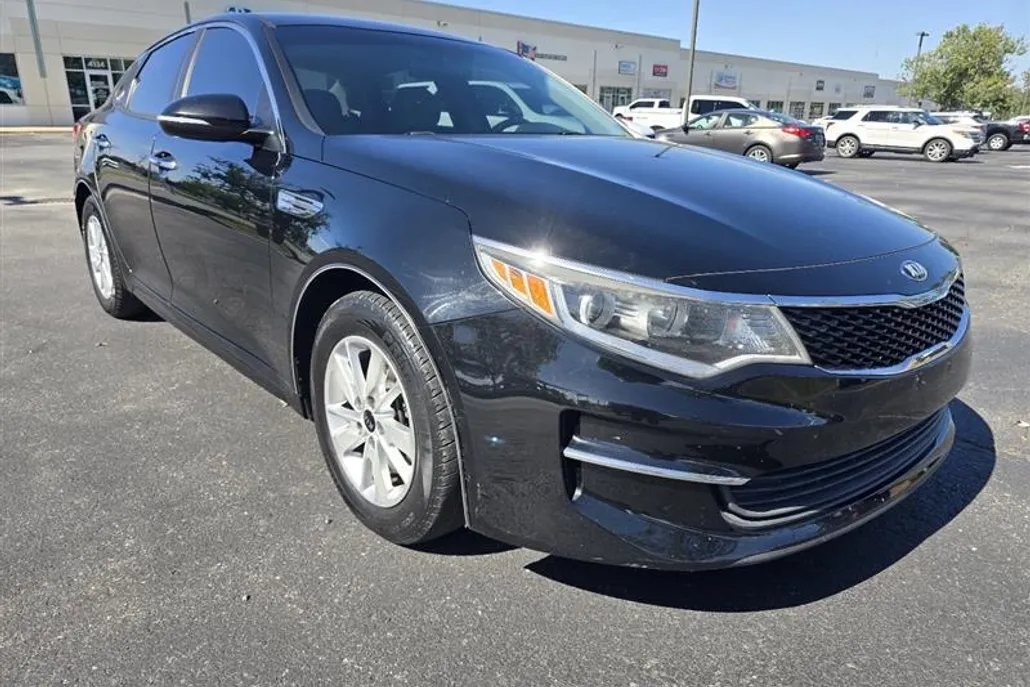 2016 Kia Optima LX photo 1