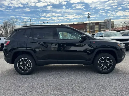 2025 Jeep Compass Trailhawk photo 4