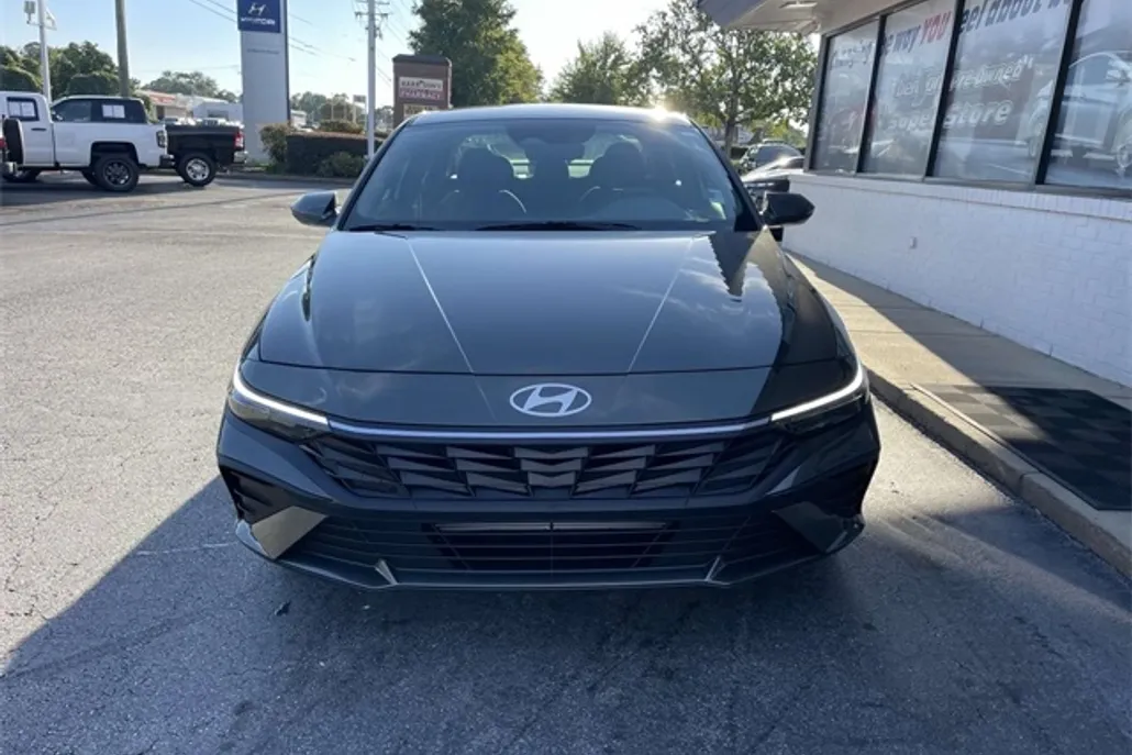 2024 Hyundai Elantra SE photo 1