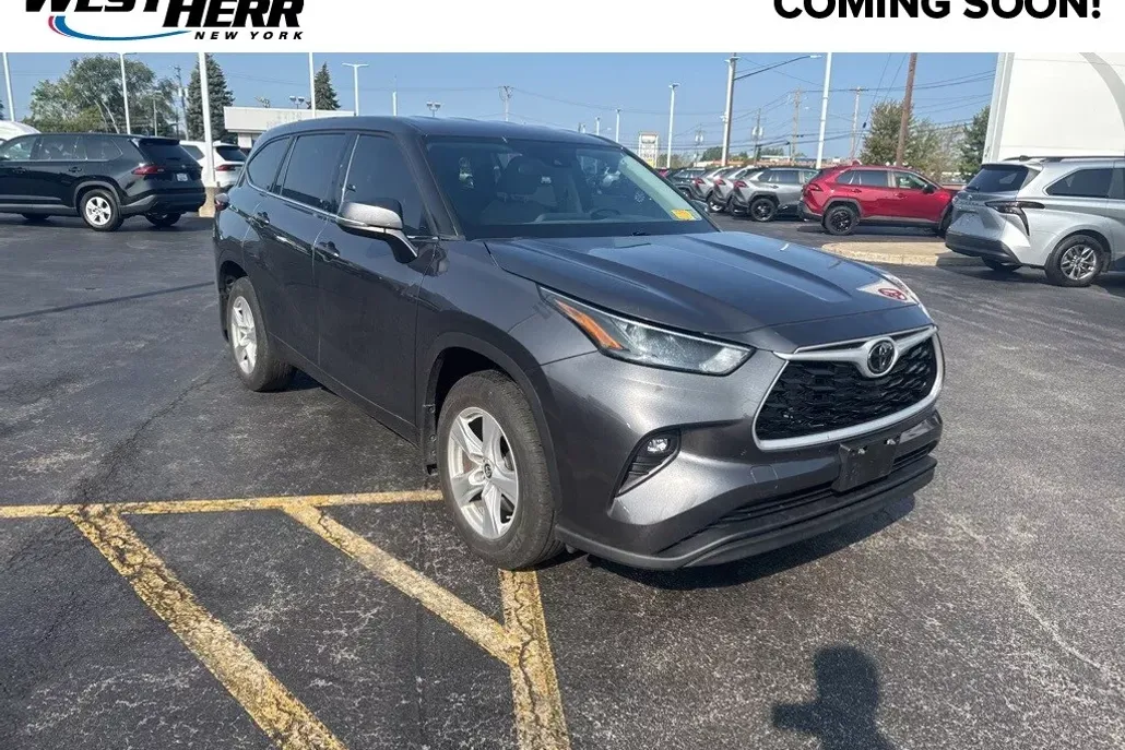 2022 Toyota Highlander LE photo 1