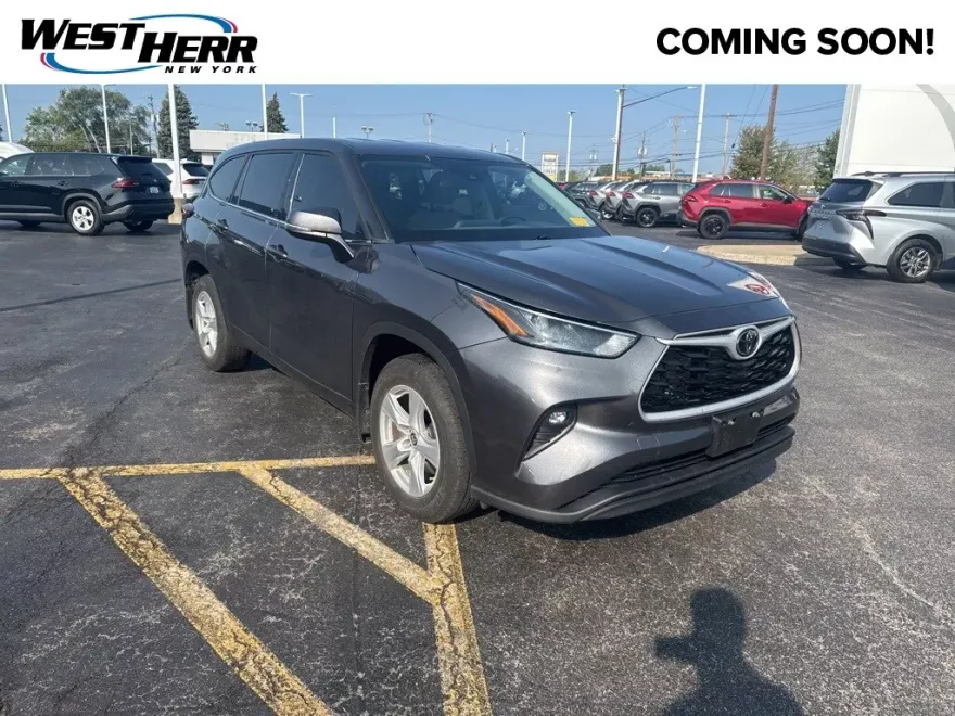 2022 Toyota Highlander LE photo 1