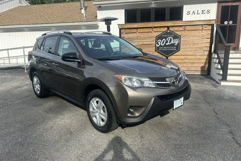 2015 Toyota RAV4 LE photo 1