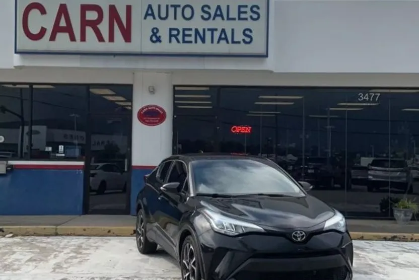 2021 Toyota C-HR XLE photo 1