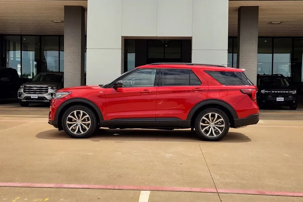 2025 Ford Explorer ST-Line photo 1