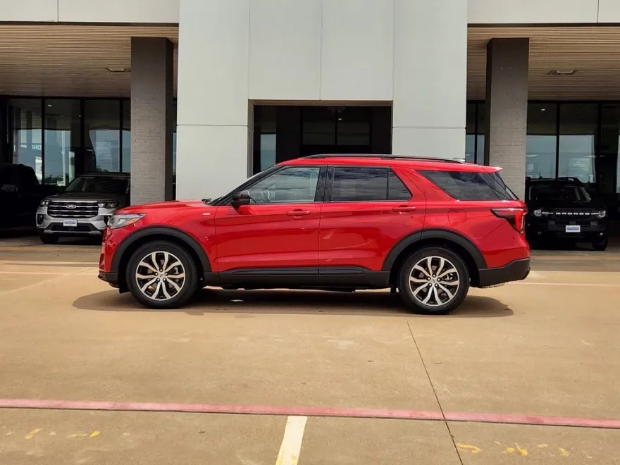 2025 Ford Explorer ST-Line photo 1
