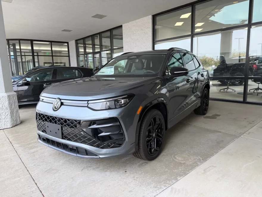 2025 Volkswagen Tiguan SE R-Line Black photo 1