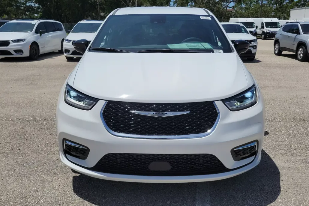 2025 Chrysler Pacifica photo 1
