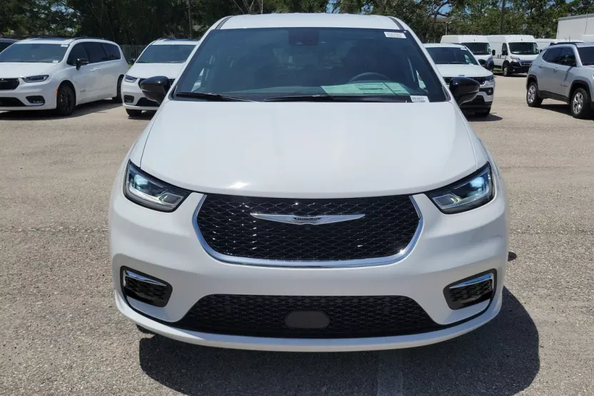 2025 Chrysler Pacifica photo 1