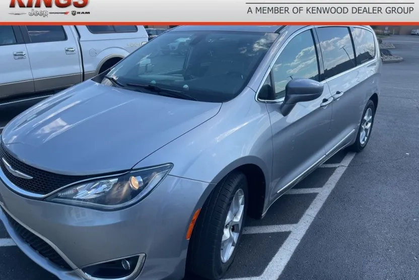 2017 Chrysler Pacifica Touring L photo 1