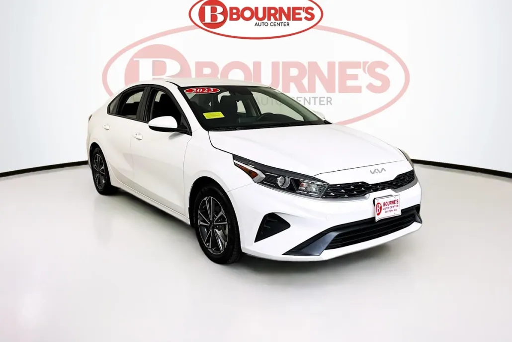 2023 Kia Forte LXS photo 1