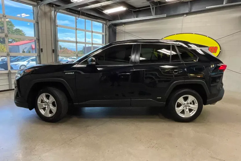 2021 Toyota RAV4 LE photo 1
