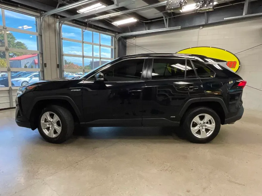 2021 Toyota RAV4 LE photo 1