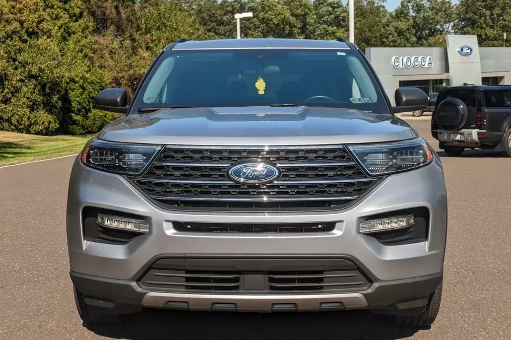 2023 Ford Explorer XLT photo 1