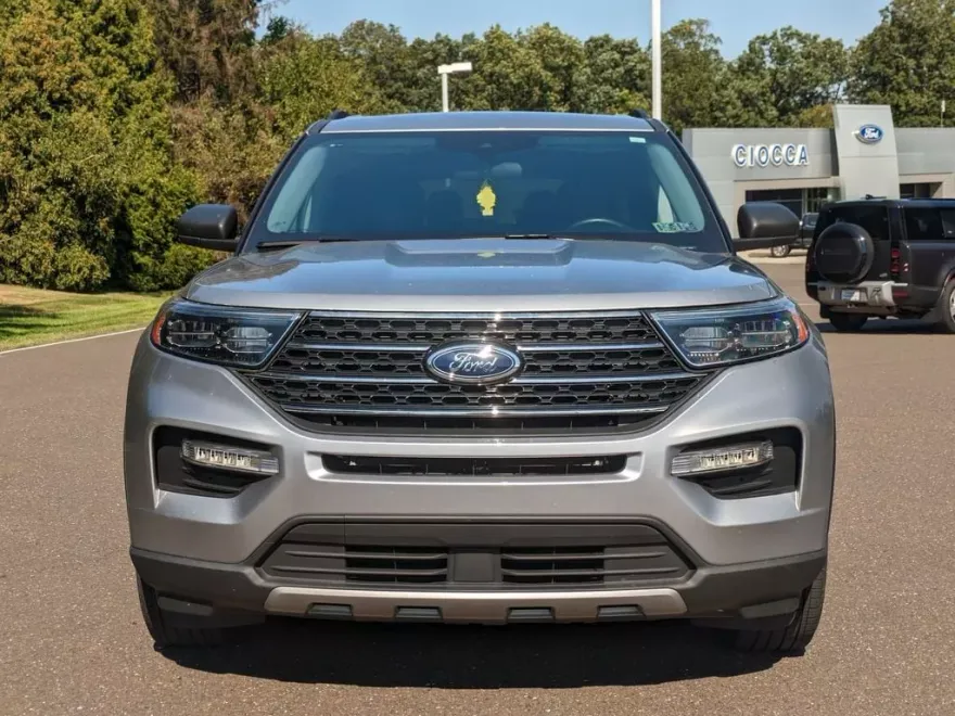 2023 Ford Explorer XLT photo 1