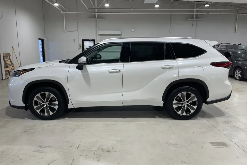 2020 Toyota Highlander XLE photo 1