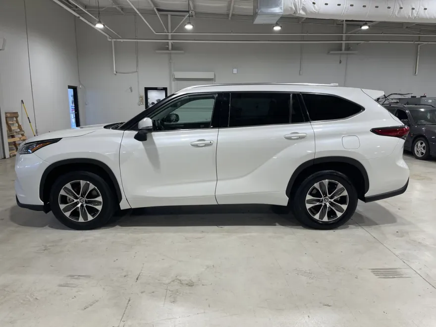 2020 Toyota Highlander XLE photo 1