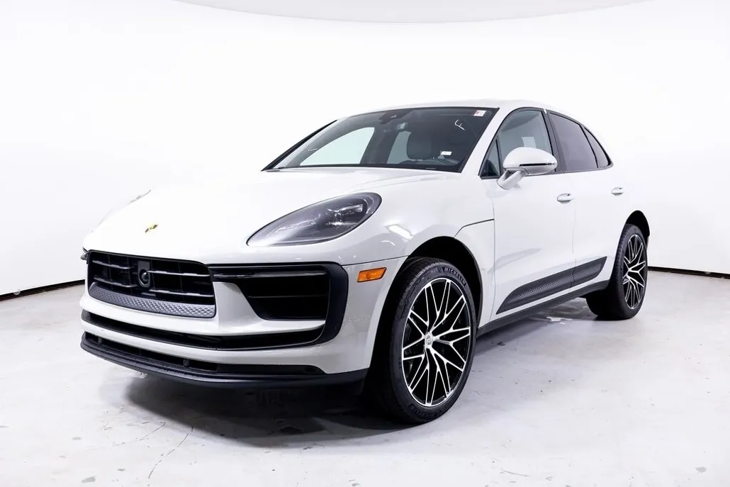 2025 Porsche Macan T photo 1