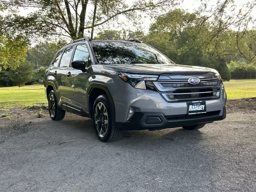 2025 Subaru Forester Premium Base photo 1