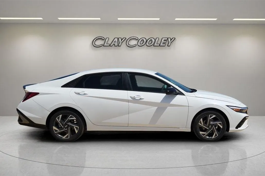 2025 Hyundai Elantra SEL Sport photo 1
