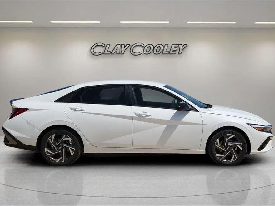 2025 Hyundai Elantra SEL Sport photo 1