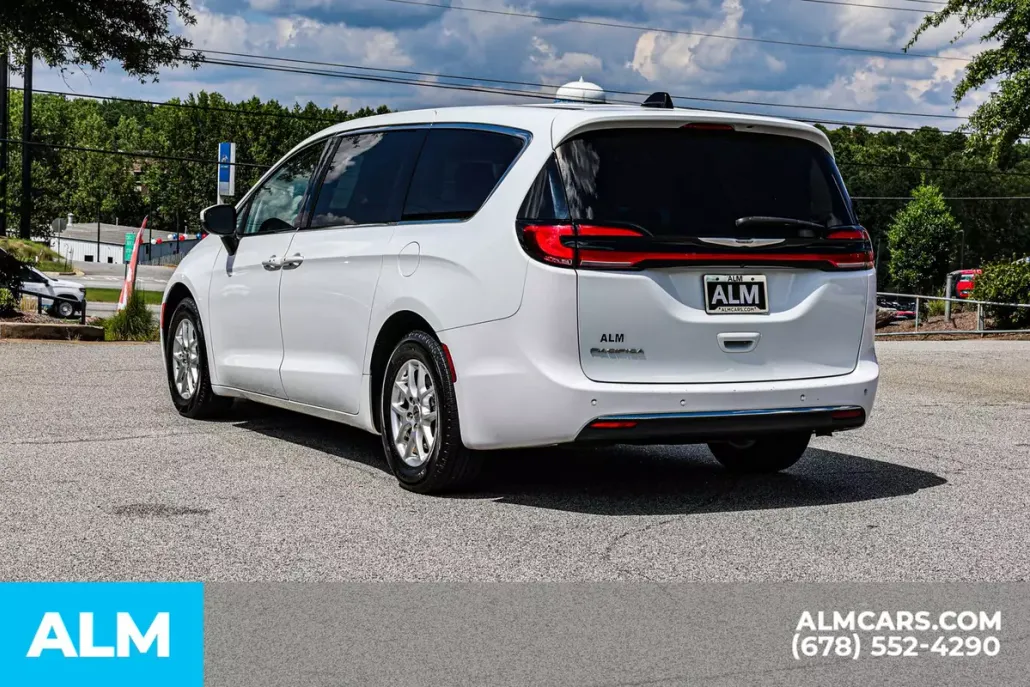 2023 Chrysler Pacifica Touring L photo 1