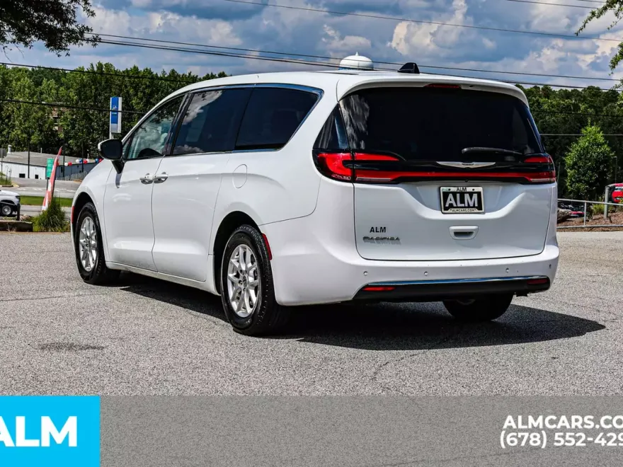 2023 Chrysler Pacifica Touring L photo 1