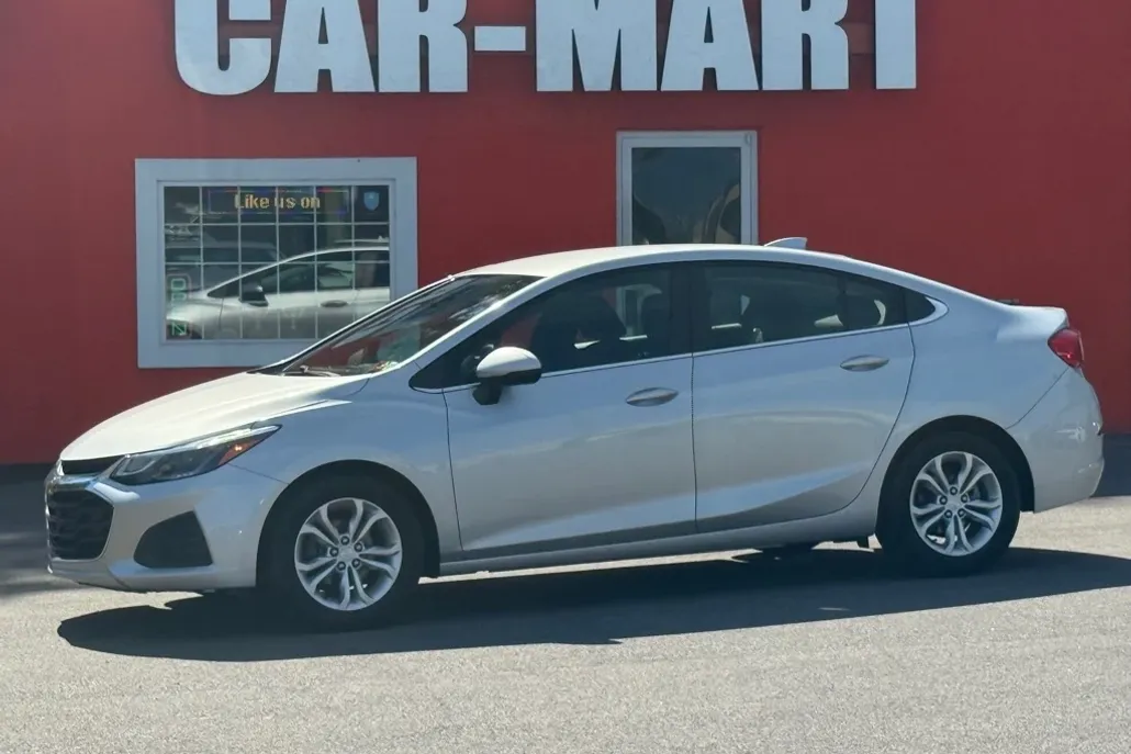 2019 Chevrolet Cruze LT photo 1