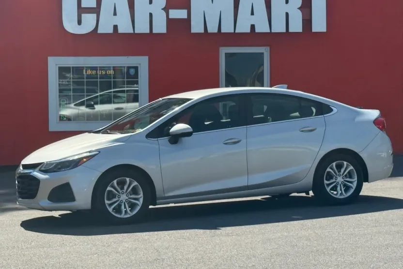 2019 Chevrolet Cruze LT photo 1