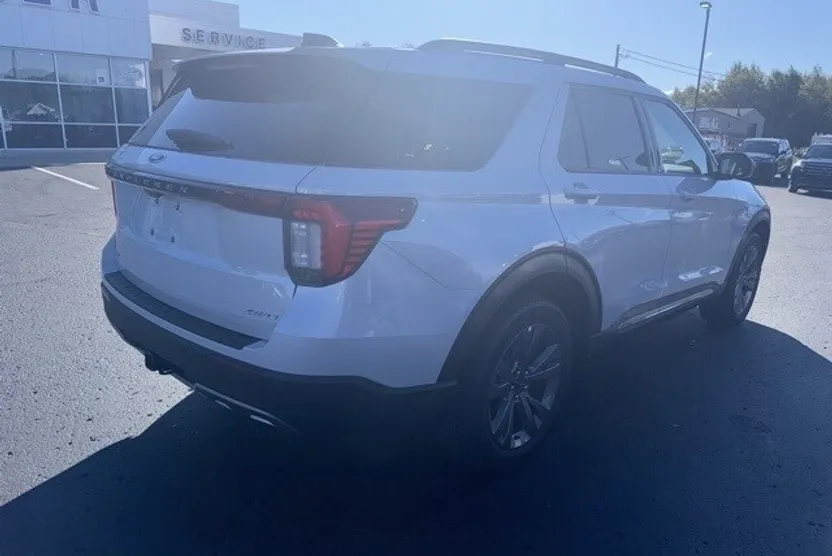 2025 Ford Explorer photo 1