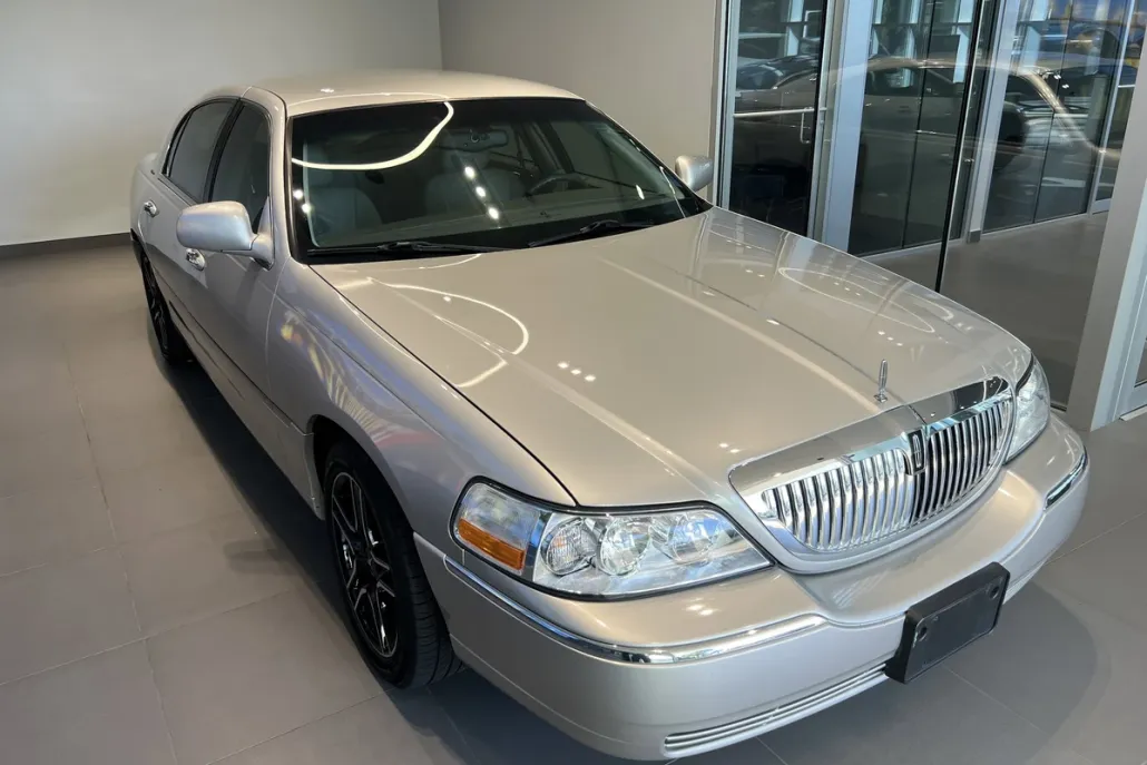 2003 Lincoln Town Car Executive photo 1